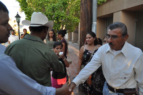 La familia Cordero del rancho Las Padercitas, saludando la lucha Yaqui